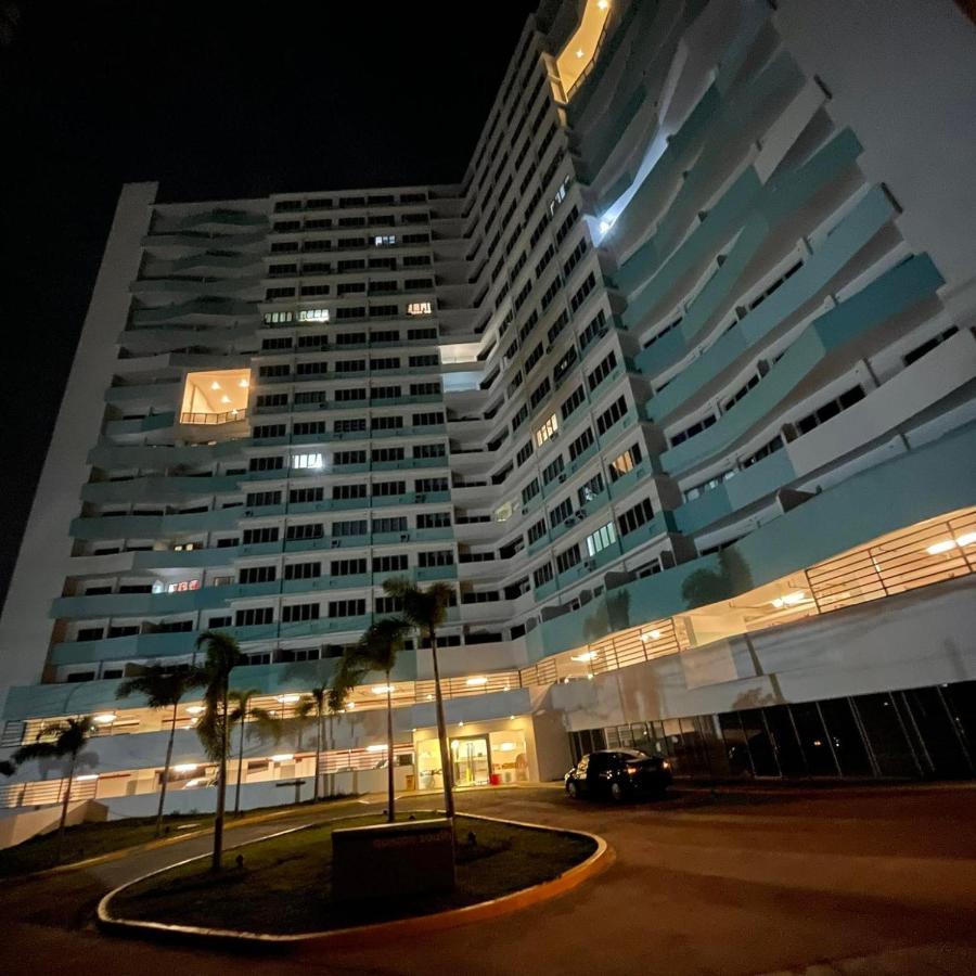 Acellyne'S Suites At The Residences At Commonwealth By Century เกซอนซิตี้ ภายนอก รูปภาพ