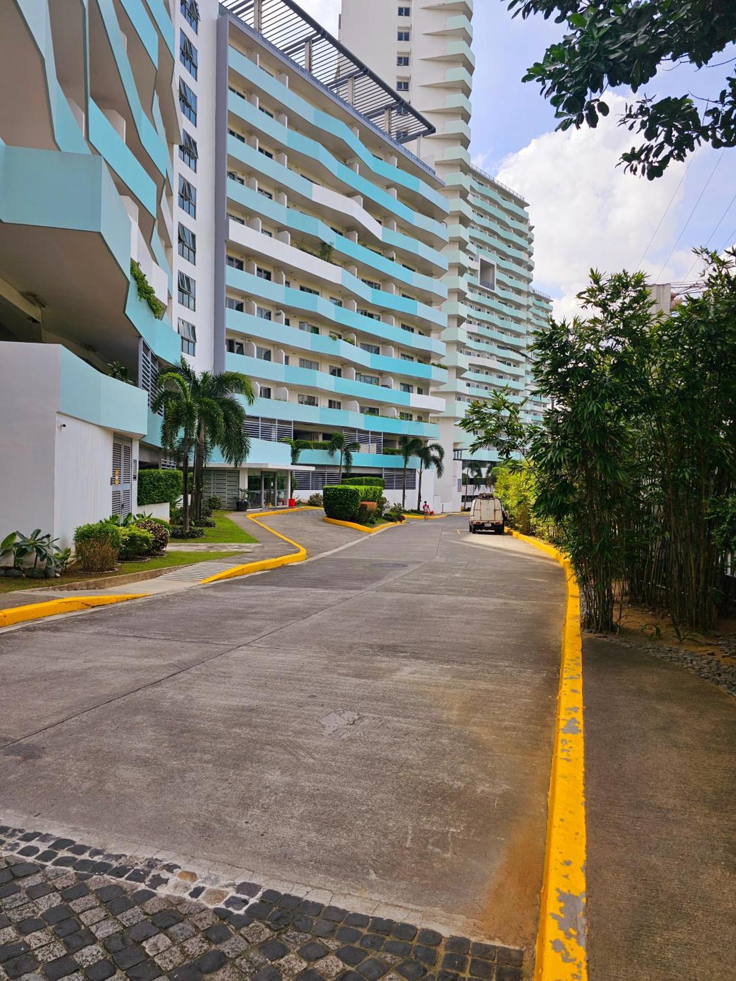 Acellyne'S Suites At The Residences At Commonwealth By Century เกซอนซิตี้ ภายนอก รูปภาพ