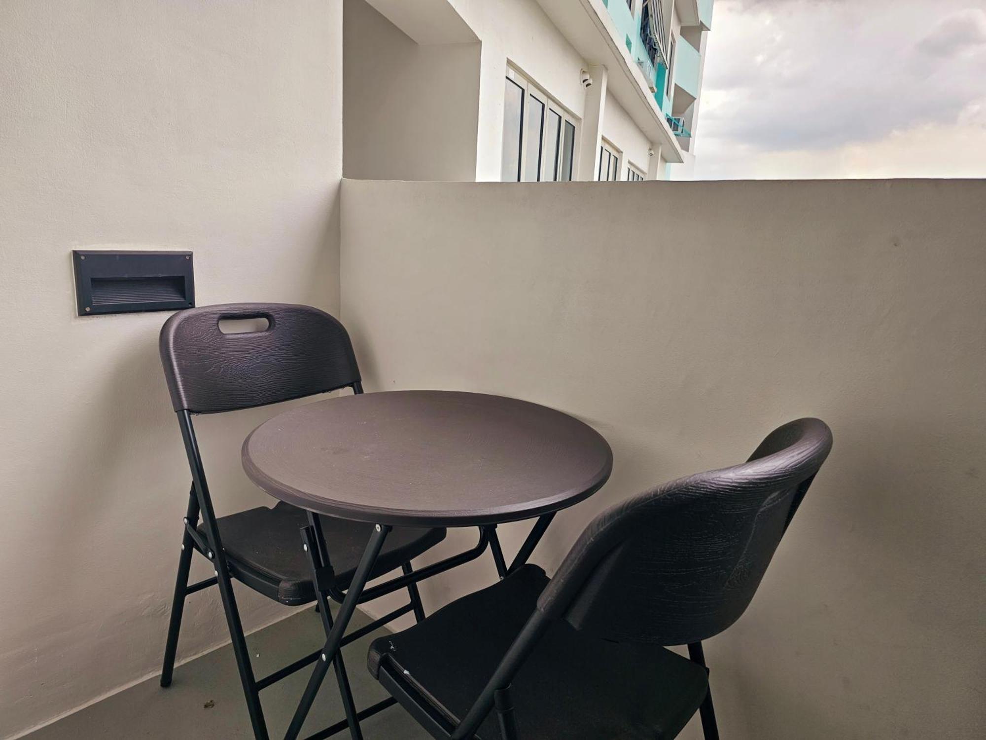 Acellyne'S Suites At The Residences At Commonwealth By Century เกซอนซิตี้ ภายนอก รูปภาพ