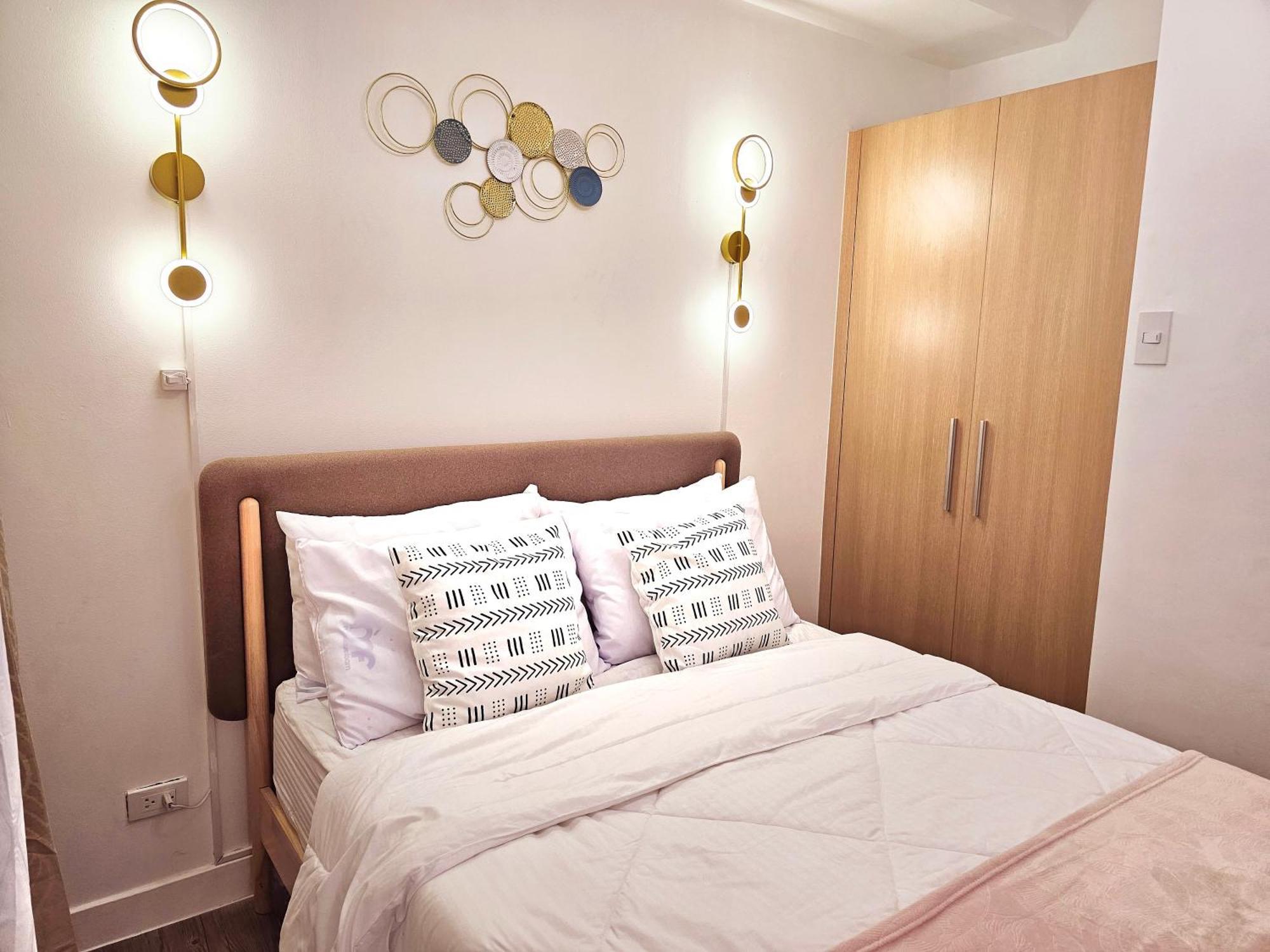 Acellyne'S Suites At The Residences At Commonwealth By Century เกซอนซิตี้ ภายนอก รูปภาพ
