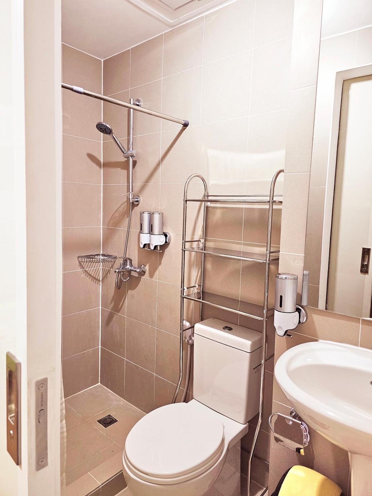 Acellyne'S Suites At The Residences At Commonwealth By Century เกซอนซิตี้ ภายนอก รูปภาพ