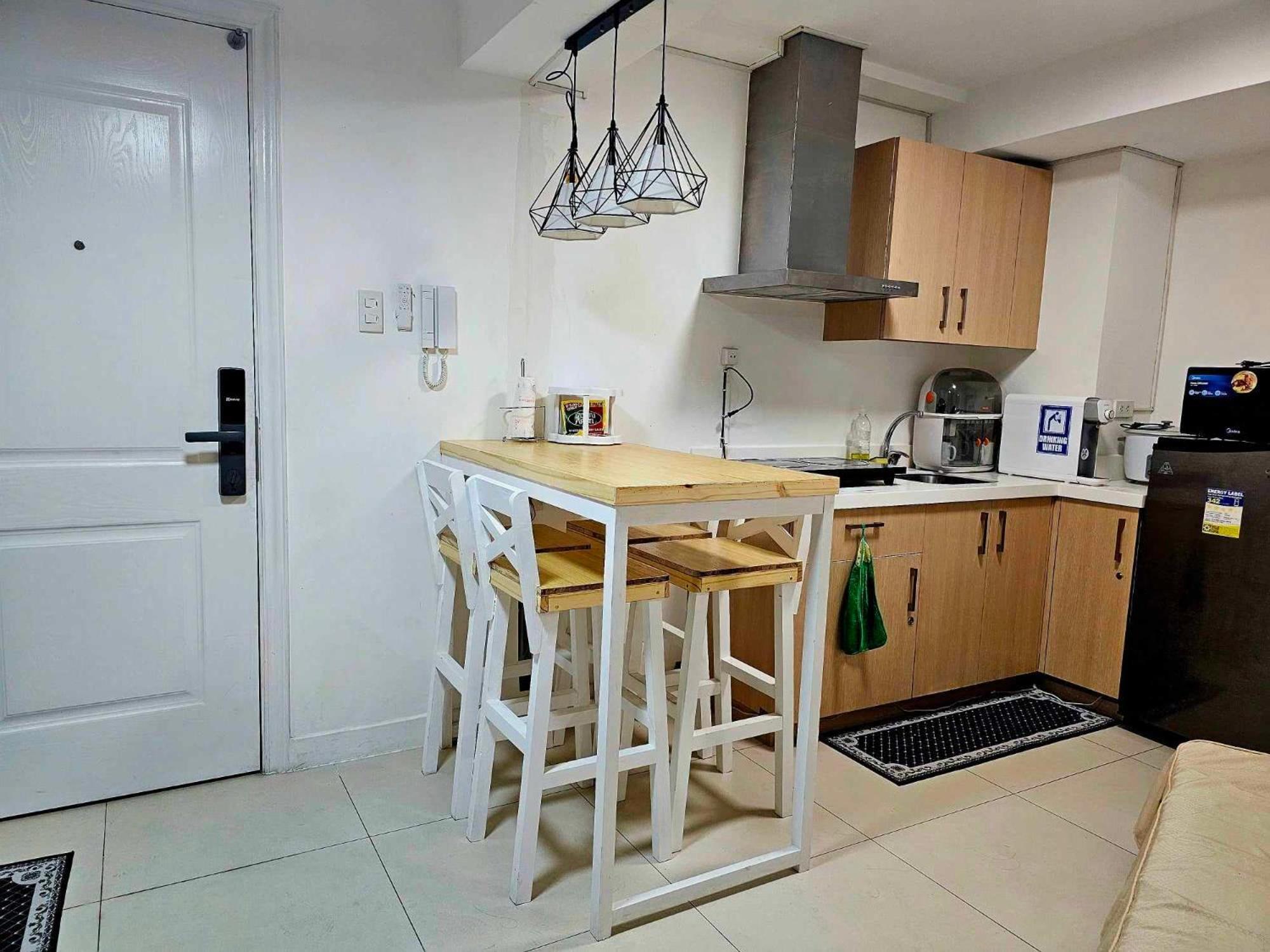 Acellyne'S Suites At The Residences At Commonwealth By Century เกซอนซิตี้ ภายนอก รูปภาพ