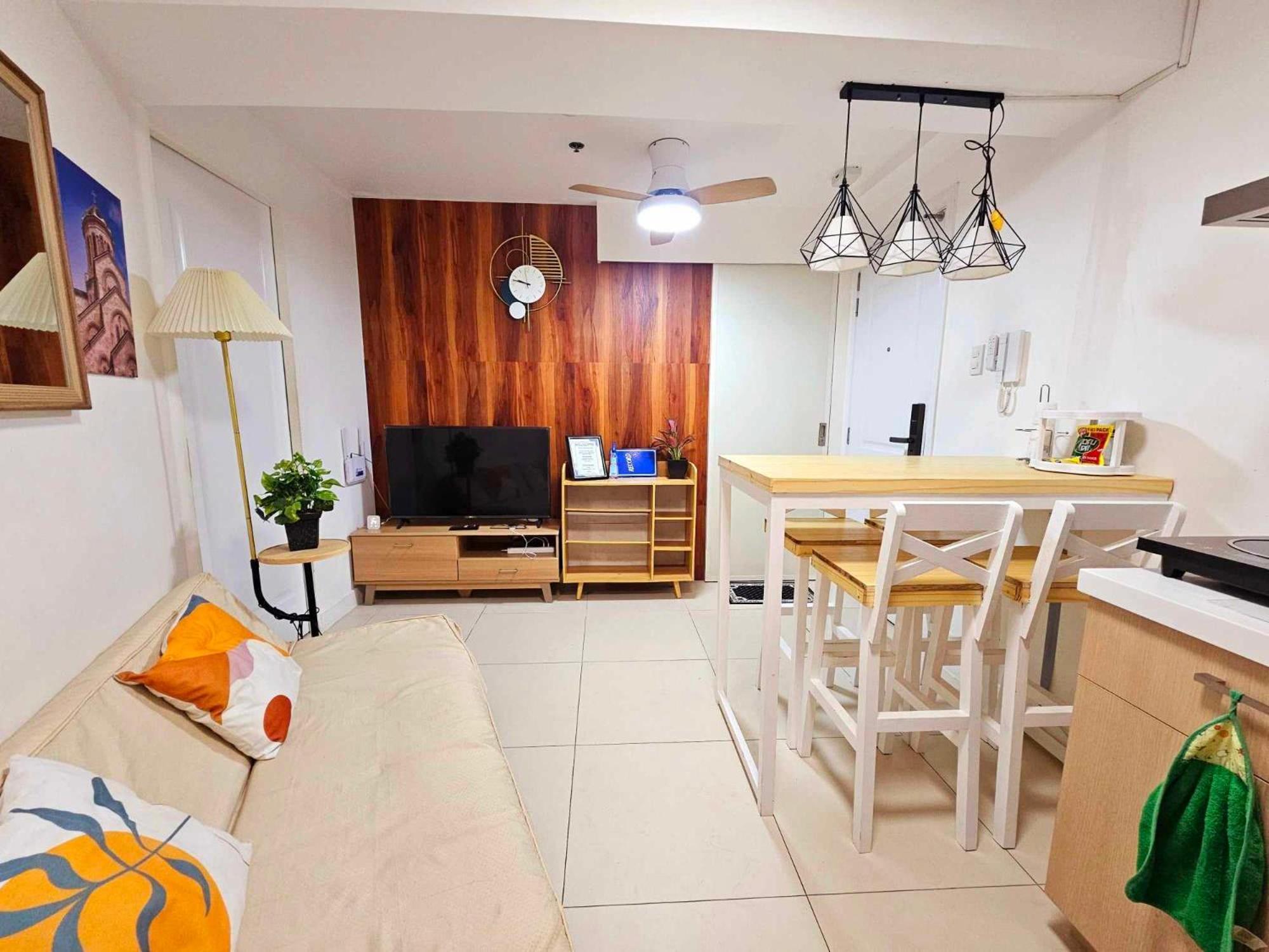 Acellyne'S Suites At The Residences At Commonwealth By Century เกซอนซิตี้ ภายนอก รูปภาพ